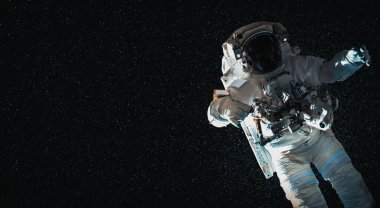 Astronot uzay yürüyüşü yaparken uzay istasyonu için çalışır.