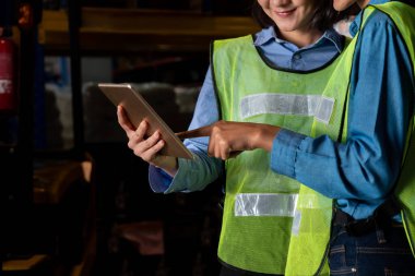 Depoda çalışan kadın bir depo işçisi.