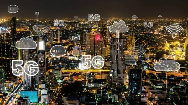 Bağlantı ağını gösteren, küreselleşme soyut grafiğine sahip akıllı dijital şehir — Stok fotoğraf