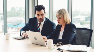 İki iş adamı ofiste proje stratejisi hakkında konuşuyor