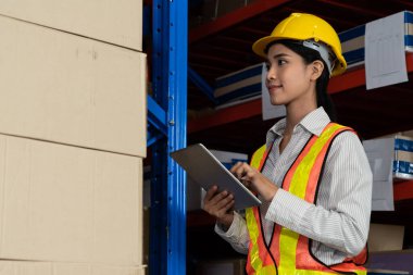 Depoda çalışan kadın bir depo işçisi.