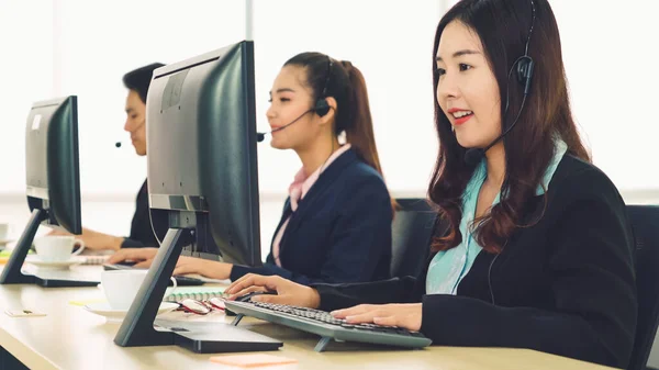 Geschäftsleute mit Headset arbeiten im Büro — Stockfoto