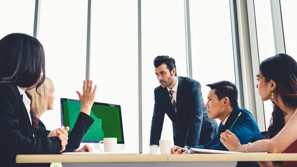 Geschäftsleute im Konferenzraum mit grünem Bildschirm — Stockfoto