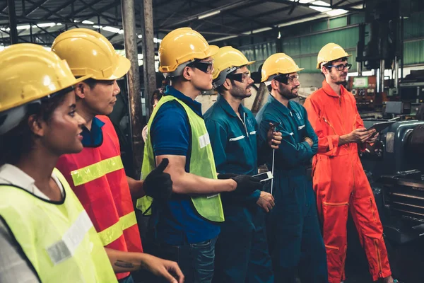 Kompetent arbetare som deltar i ett kort möte i fabriken . — Stockfoto