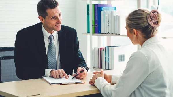 Buscador de empleo en la entrevista de trabajo reunión con el gerente — Foto de Stock