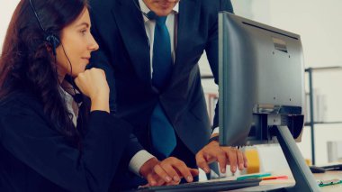 Ofiste çalışan kulaklık takan iş adamları.