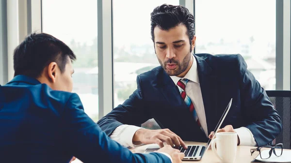 Pesquisador de emprego em entrevista de emprego reunião com gerente — Fotografia de Stock