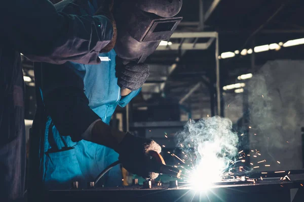 Trabajador hábil del metal que trabaja con la máquina de soldadura por arco en fábrica —  Fotos de Stock