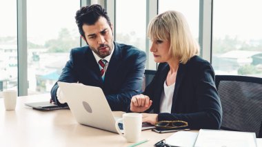 İki iş adamı ofiste proje stratejisi hakkında konuşuyor