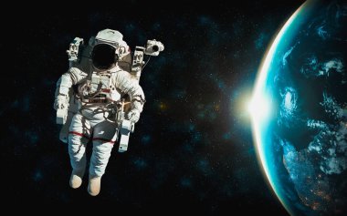 Astronot uzay yürüyüşü yaparken uzay istasyonu için çalışır.