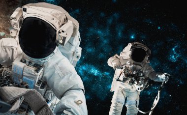 Astronot uzay yürüyüşü yaparken uzay istasyonu için çalışır.