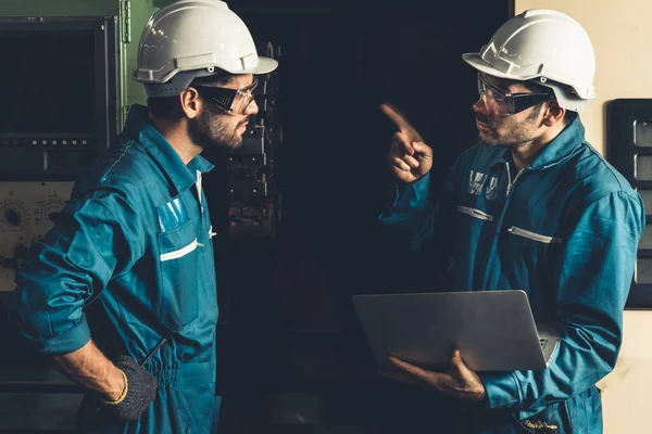 Grupo de trabalhadores de fábrica habilidosos usando equipamentos de máquinas em oficina — Fotografia de Stock