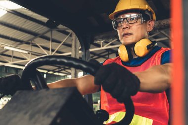Fabrikada forklift kullanan yetenekli bir işçi. .
