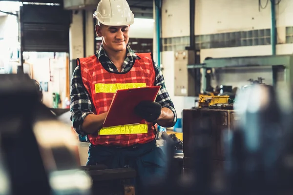 Tillverkare arbetare som arbetar med urklipp för att göra jobbet förfarande checklista . — Stockfoto