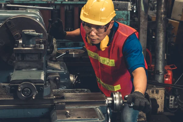 Travailleur d'usine compétent ou ingénieur faire le travail de la machine dans l'atelier de fabrication — Photo