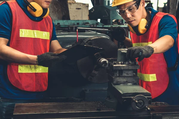 Bir grup yetenekli fabrika işçisi atölyede makine ekipmanı kullanıyor. — Stok fotoğraf