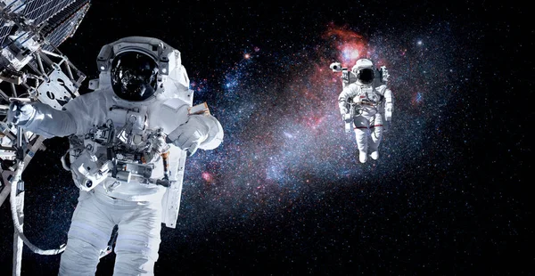 Космонавт путешествует в космос, работая на космическую станцию — стоковое фото