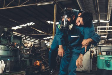 Yetenekli bir fabrika işçisi, takım arkadaşını zehirli gaz sızıntısından kurtarır.