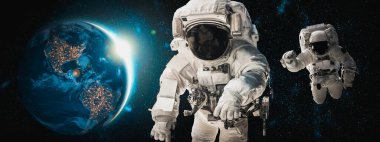 Astronot uzay yürüyüşü yaparken uzay istasyonu için çalışır.
