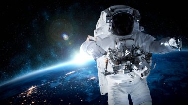 Astronot uzay yürüyüşü yaparken uzay istasyonu için çalışır.