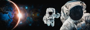 Astronot uzay yürüyüşü yaparken uzay istasyonu için çalışır.