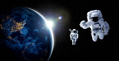 Astronot uzay yürüyüşü yaparken uzay istasyonu için çalışır.