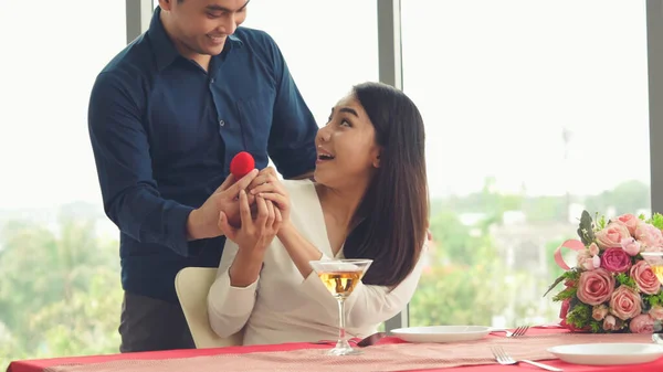 Romantikerpaar beschenkt Liebhaber im Restaurant — Stockfoto