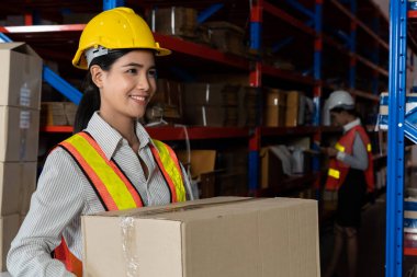 Depoda çalışan kadın bir depo işçisi.
