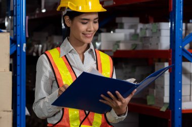 Depoda çalışan kadın bir depo işçisi.