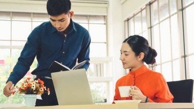 İki iş adamı ofiste proje stratejisi hakkında konuşuyor