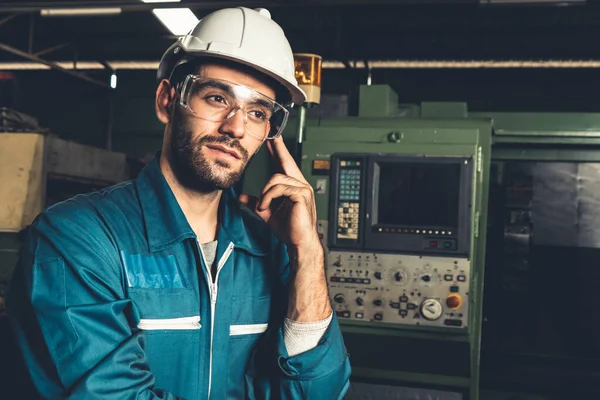 Engenheiro de fábrica hábil ou retrato do trabalhador enquanto pensa e olha para a frente — Fotografia de Stock