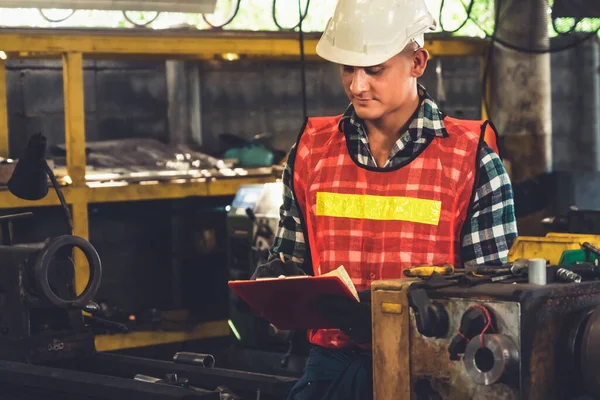 Tillverkare arbetare som arbetar med urklipp för att göra jobbet förfarande checklista . — Stockfoto