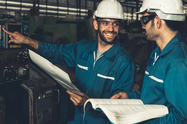 Grupo de trabalhadores de fábrica habilidosos usando equipamentos de máquinas em oficina — Fotografia de Stock