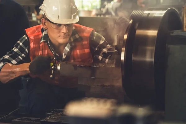 Il lavoratore intelligente della fabbrica o l'ingegnere fa il lavoro della macchina in un'officina manifatturiera — Foto Stock