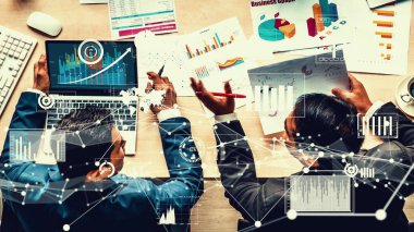 Kurumsal personel toplantısında iş adamlarının yaratıcı görüntüsü