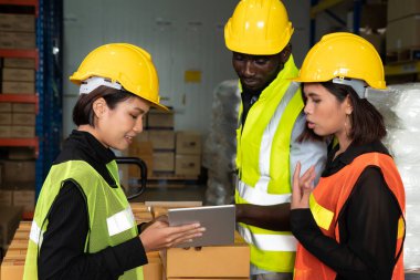 Depoda birlikte çalışan bir depo işçisi.