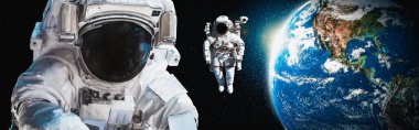 Astronot uzay yürüyüşü yaparken uzay istasyonu için çalışır.