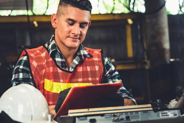 Tillverkare arbetare som arbetar med urklipp för att göra jobbet förfarande checklista . — Stockfoto