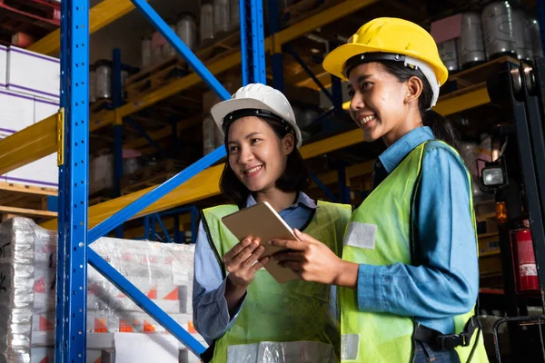 Female warehouse worker working at the storehouse — Stock Photo, Image