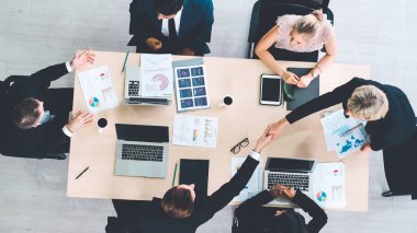 İş adamları grup toplantısı yukarıdan çekiliyor