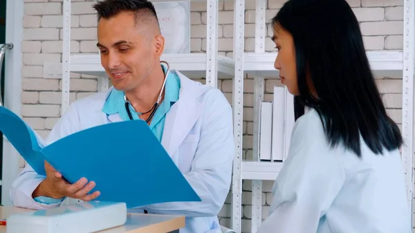 Läkare i professionell uniform undersöker patienten på sjukhus — Stockfoto