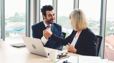 İki mutlu iş adamı ofiste kutlama yapıyor.