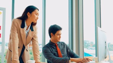 İki iş adamı ofiste proje stratejisi hakkında konuşuyor