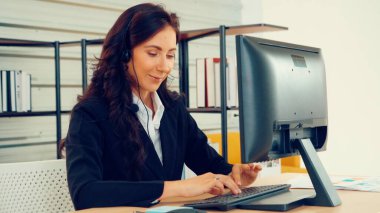 Ofiste çalışan kulaklık takan iş adamları.