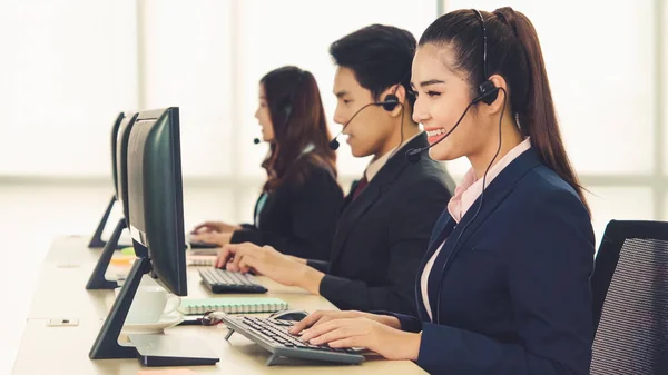 Geschäftsleute mit Headset arbeiten im Büro — Stockfoto