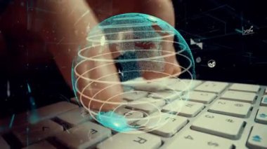 İş verilerinin analitik modernizasyonunun grafiği üzerinde çalışan adam