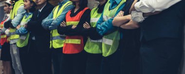 Depoda ya da depoda birlikte duran büyük bir fabrika işçisi grubu.