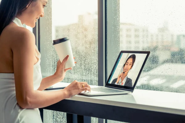 Videochiamata persone d'affari che si incontrano sul posto di lavoro virtuale o in ufficio remoto — Foto Stock