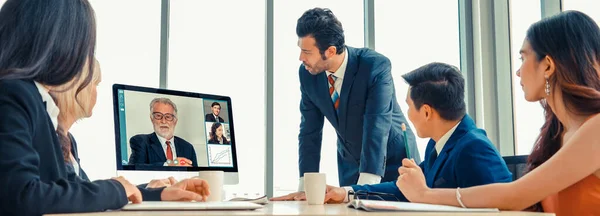 Відеодзвінки групи бізнесменів зустрічаються на віртуальному робочому місці або віддаленому офісі Ліцензійні Стокові Зображення