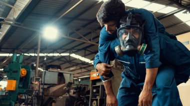 Yetenekli bir fabrika işçisi, takım arkadaşını zehirli gaz sızıntısından kurtarır.